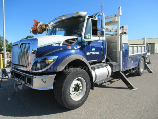 2010 International 7400 Derrick Truck