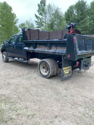2004 Ford F-550 Crew Cab 4WD DRW
