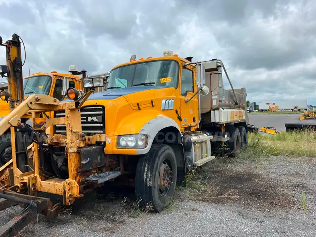 2012 Mack GU713