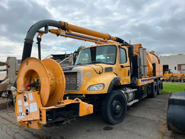 2011 Freightliner M2 112