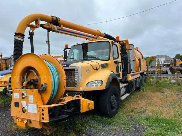 2011 Freightliner M2 112