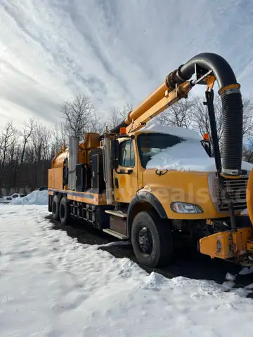 2011 Freightliner M2 112
