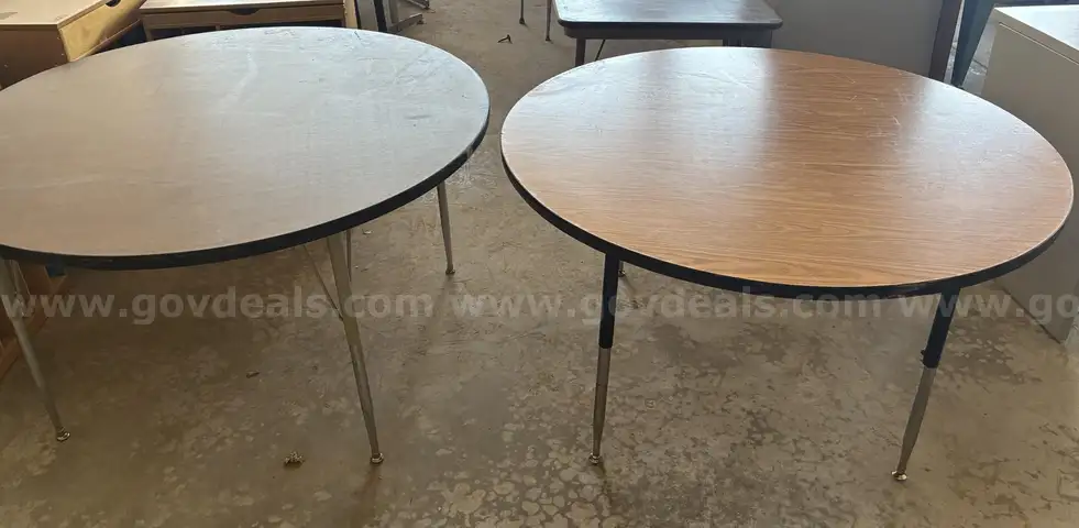 Round Tables - Lot of 2