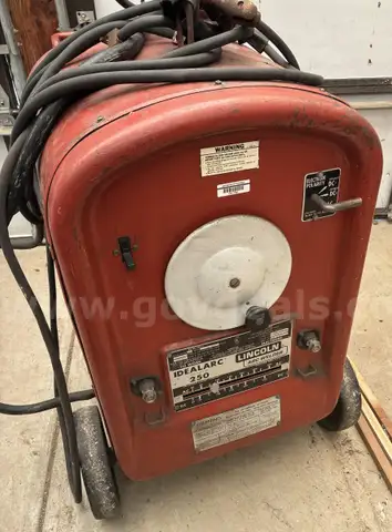 Lincoln IDEALARC 250 Arc Welder 230/460V 70/35A