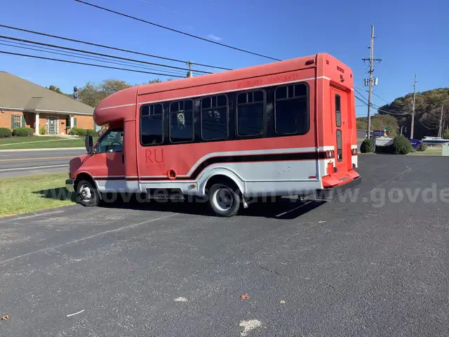 2006 STARTRANS 12 PASSENGER BUS ON CHEVROLET CHASSIS