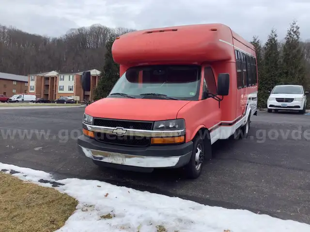 2007 STARTRANS 13 PASSENGER BUS ON CHEVROLET 3500 CHASSIS