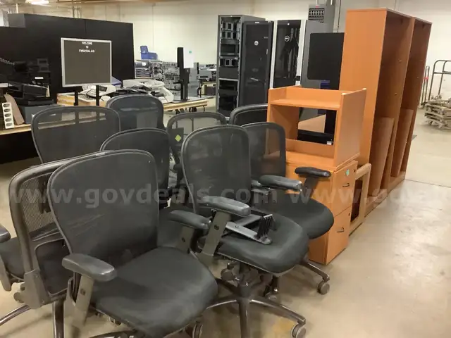 Lot of office furniture 2