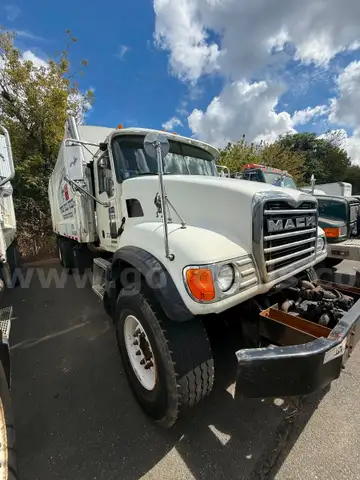 2005 Mack CV713 Granite Garbage Truck