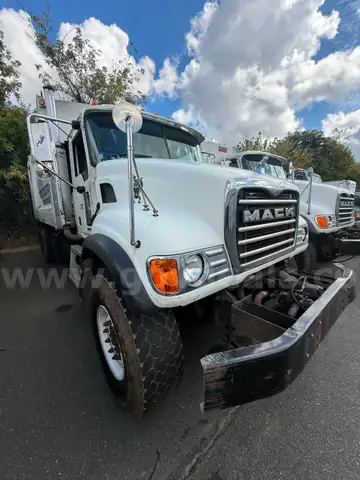2005 Mack CV713 Granite Garbage Truck