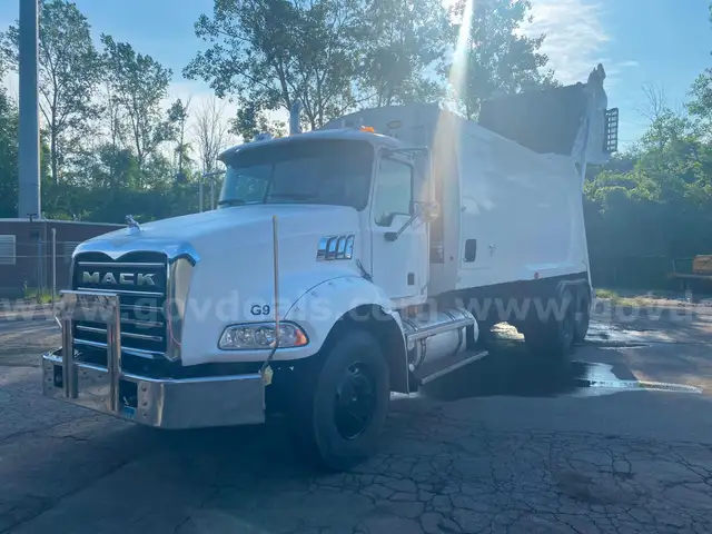 2009 Mack GU813 Trash Truck