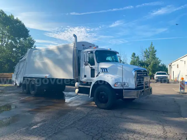 2009 Mack GU813 Trash Truck