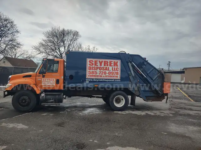 2004 International 7400 Garbage Truck