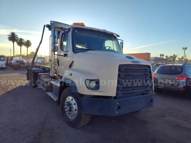 2013 Freightliner 114SD Roll Off Truck