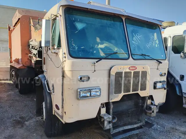 2013 Peterbilt COE 320 -