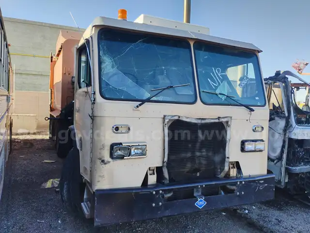 2013 Peterbilt COE 320 -