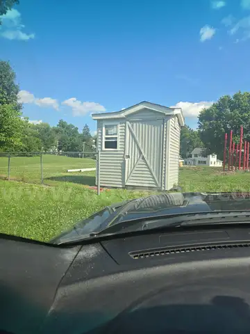 5&#x27; x4&#x27; shed with vinyl siding