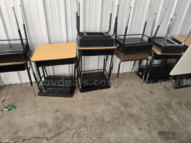 1LOT OF 25 STUDENT DESKS