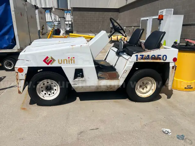 1990 CLARK DT-25 BAGGAGE TRACTOR