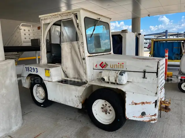 1997 WOLLARD M100 AIRCRAFT TOW TRACTOR
