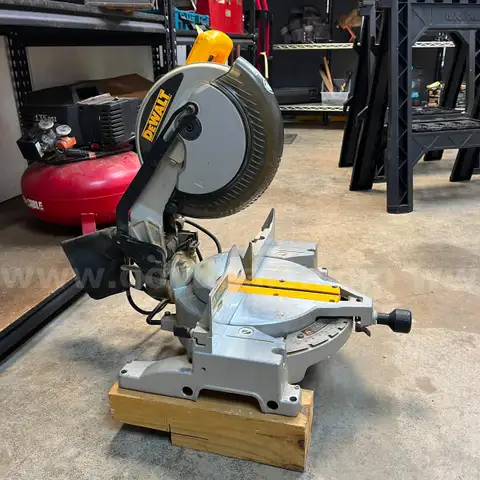 Dewalt 10&#x22; DW703 Compound Miter Saw WORKS AS IT SHOULD
