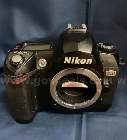 FREE SHIPPING - Nikon D D70 6.1MP Digital SLR Camera - Black Comes w Charger/Battery