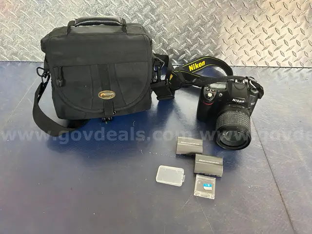 FREE SHIPPING - Nikon D80 DSLR Camera Bundle &#x2013; 18-135mm Lens, 2 Nikon Batteries, Strap &#x26; Bag