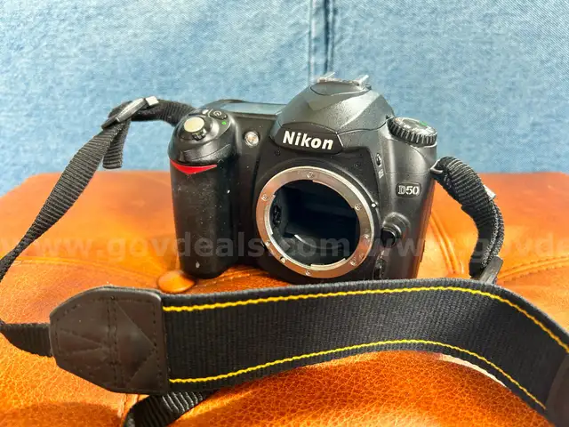 FREE SHIPPING IN USA - Nikon D D80 Digital SLR Camera