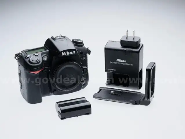 FREE SHIPPING - Nikon D7000 Body w/RRS Arca Swiss L-Bracket Excellent Condition 13,269 Acuations