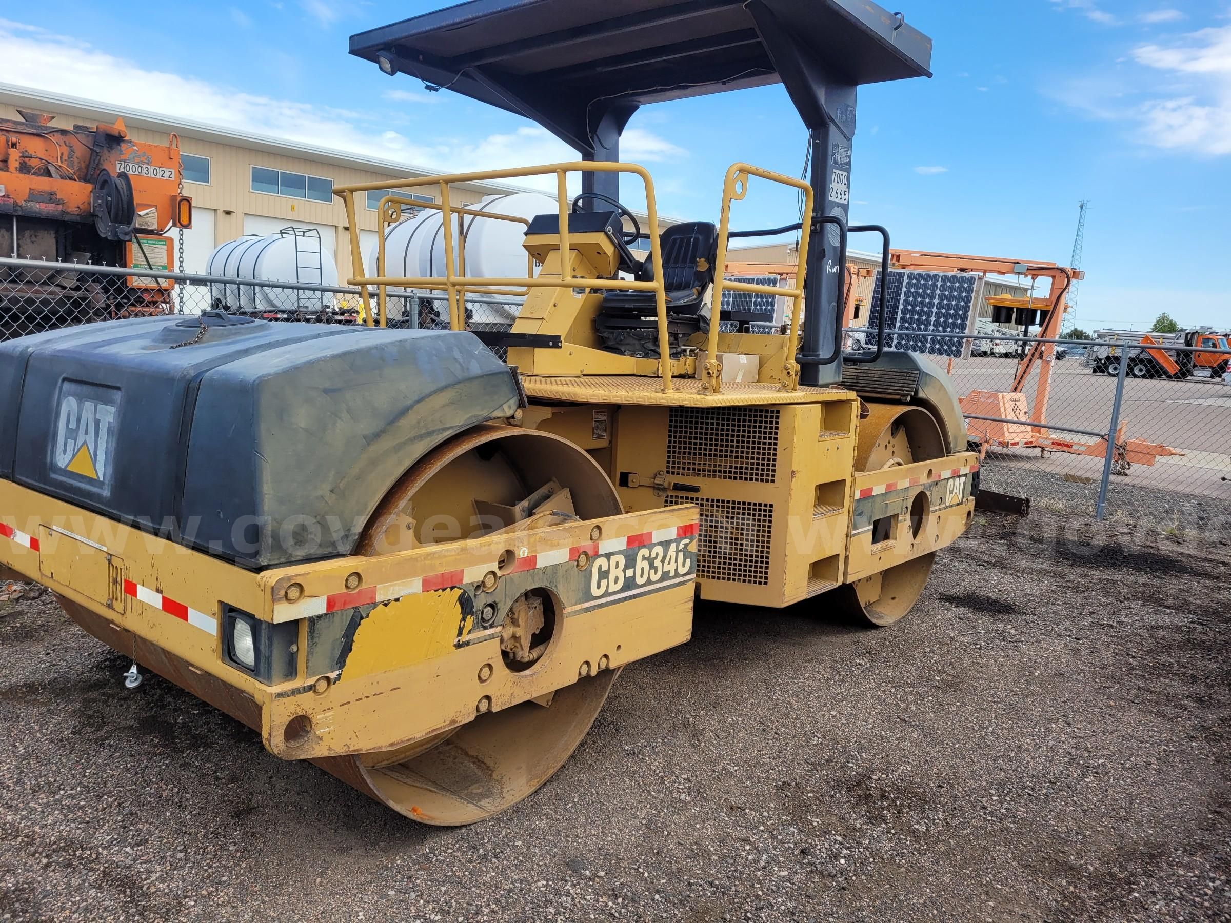 G*N様 オオロッカクコブシガニ展示中　定期オークション 2000 CAT CB634C | GovDeals