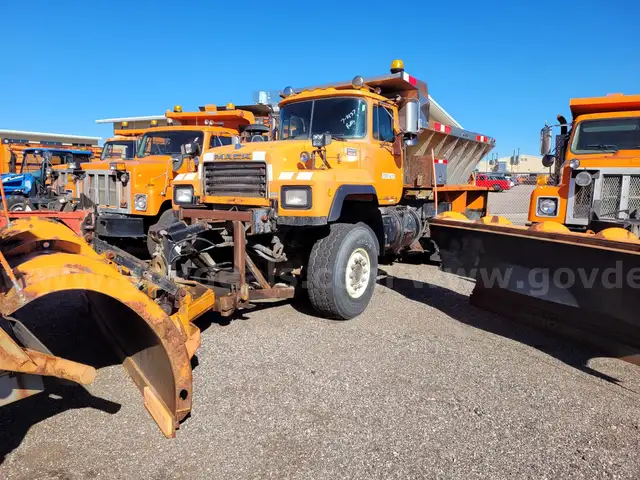 1999 Mack RD688P Truck w/ Plow