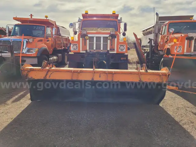 2001 International 2574 Plow Truck