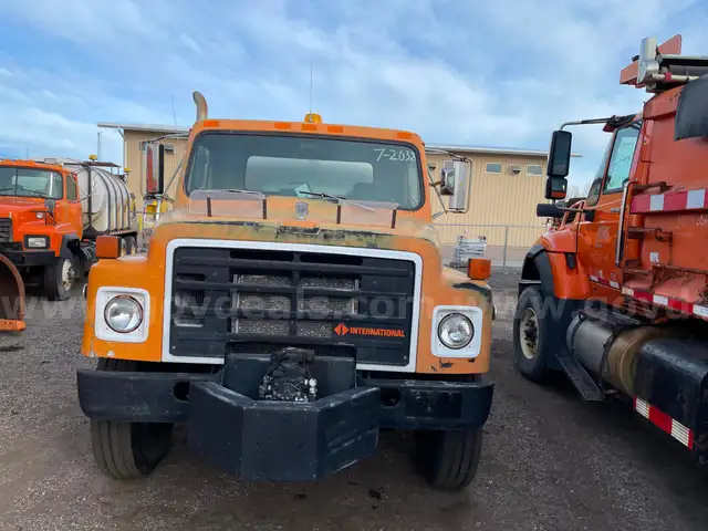 1987 International 1954 with Entyre Asphalt Tank