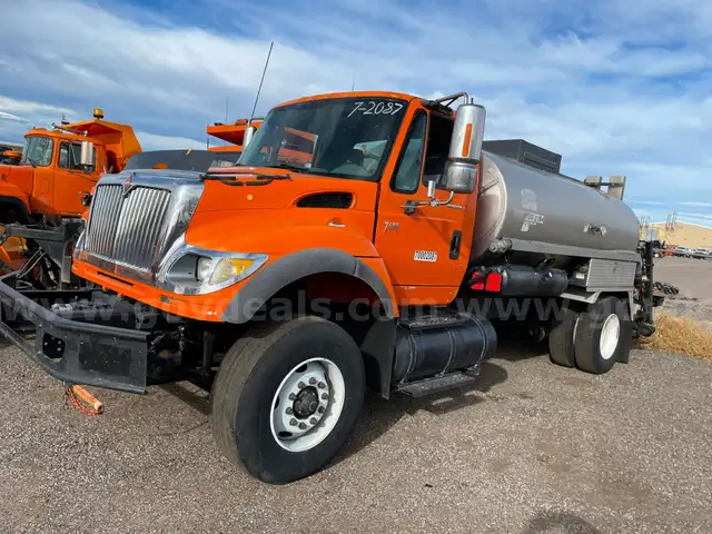 2005 International 7600 Truck w/ Entyre Centennial Asphalt Tank