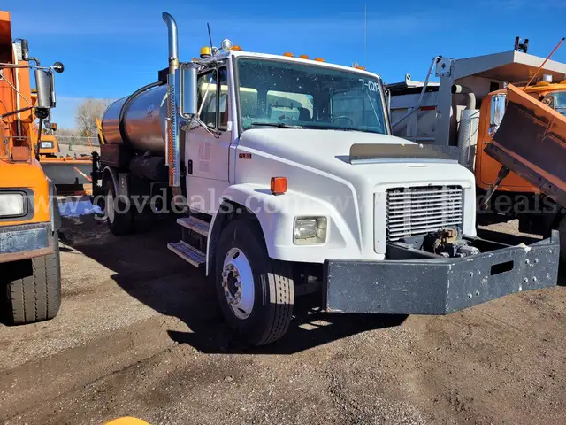 2002 Freightliner FL80 with Entyre Centennial Asphalt Tank