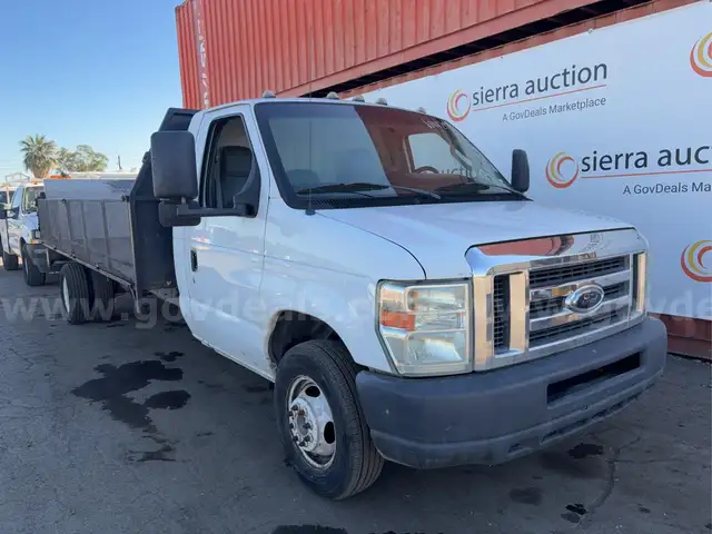2011 Ford E450 Flatbed Truck