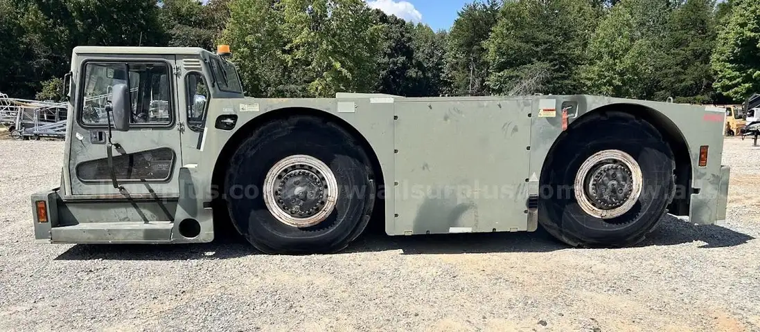 FMC B1200 Wide Body Push Back Tractor