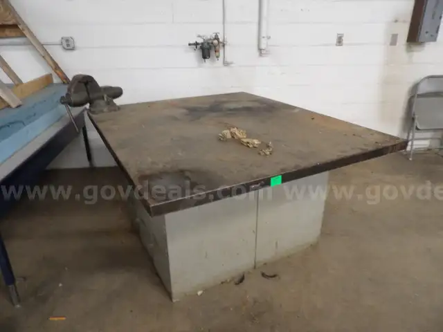 Work Bench with Heavy Duty Wilton Vise