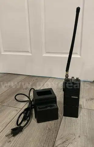 Midland 70-040A radio w/ 70-CO2 charger