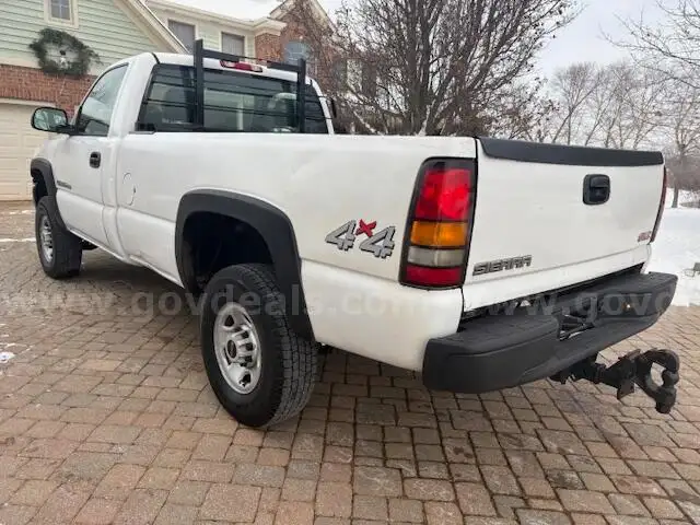 2005 GMC 2500HD 4x4 8ft box 6.0 Low Miles, G-80 (code)EATON rear End!