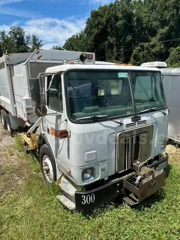 2004 AUTOCAR XPEDITOR GARBAGE TRUCK