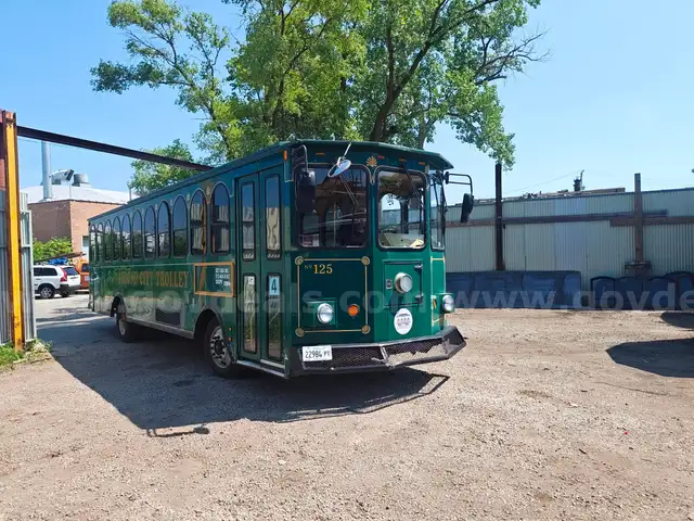2002 Freightliner X-Line Shuttle Bus