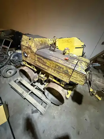 Diesel trench compactor
