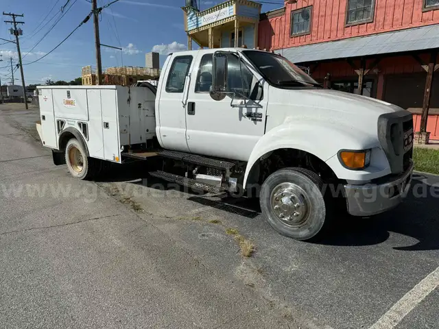 2008 Ford F-650 Extended Cab Service Truck (low mile)