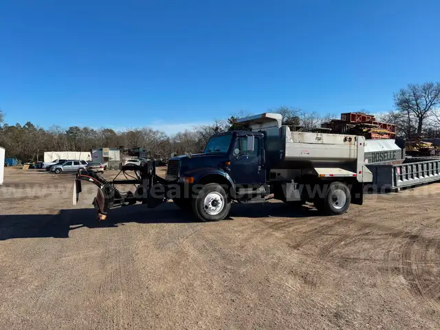 Int 4900 spreader dump truck