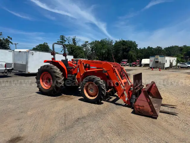 Kubota M8200 tractor loader