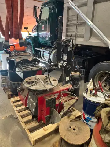 Snap-on EEWH312A Air/Electric Tire Changer