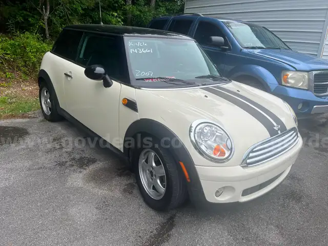 2007 Mini Cooper-runs/drives/automatic- clean title-143,661 miles