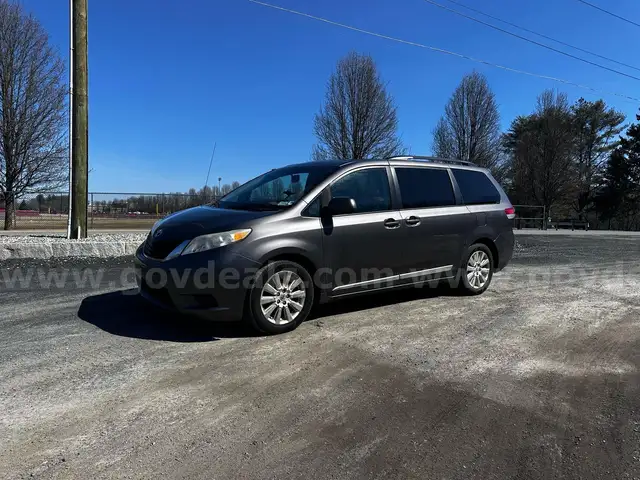 2011 Toyota Sienna LE AWD Van, 3.5L V6  w 232k miles w Leather inspected until 12/25
