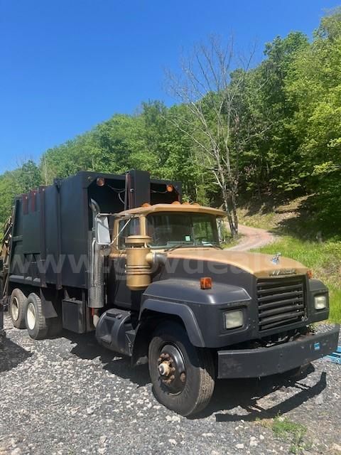 Photo of a 2001 Mack RD688S