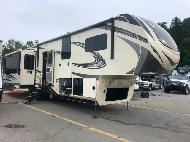2021 Solitude Grand Design 378MBS 5th Wheel RVCamper - SUPER CLEAN